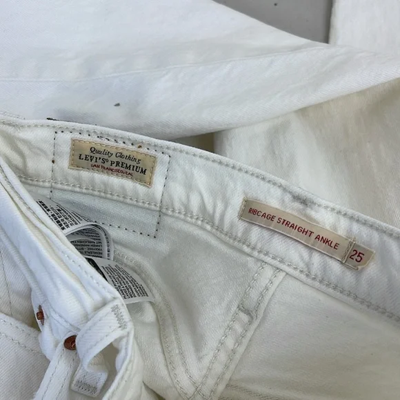 White distressed levi jeans online